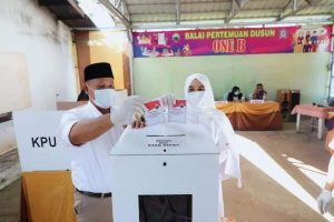 Pilkada Serentak 2020, Nanang dan Istri Nyoblos di TPS 001 Desa Way Galih