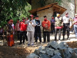 Bupati Loekman Letakkan Batu Pertama Pembangunan TPQ Darul Falah Gayau Sakti
