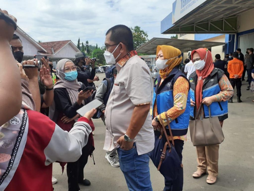 Kadis Sosial Lampung Sambut Jenazah Korban Pesawat Sriwijaya Air SJ-182 di Bandara Raden Inten II