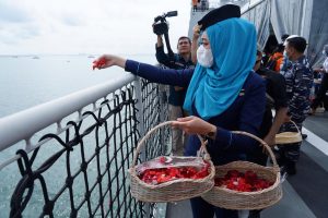 Pencarian Dihentikan, Isak Tangis Keluarga Korban Sriwijaya Pecah Saat Prosesi Tabur Bunga