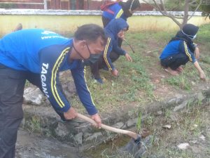 Tagana bersama Pordam, KSB, dan Aparat Desa Gotong Royong Bersihkan Selokan Desa Suak Lamsel