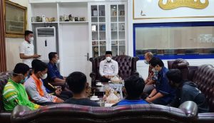 Walikota Metro Wahdi Siradjuddin Lepas 7 Atlet Persikomet Seleksi Pemain Timnas di Jakarta