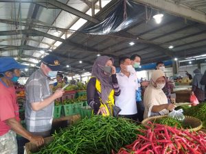 Jelang Ramadan, Kadisperindag Lampung Elvira Tinjau Harga Bahan Pokok di Pasar Pasir Gintung