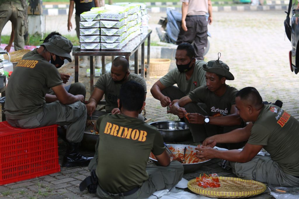Polda Lampung Buka Dapur Umum di PKOR Way Halim, Bagikan Paket Berbuka Gratis