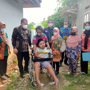 Wahyu Dapat Kursi Roda Dari Pak Gubernur, Kadisos: Kami Bantu Semaksimal Mungkin Agar Wahyu Sembuh