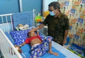Ketua Komisi 1 Beri Santunan Kepada Penderita Tumor Stadium 4