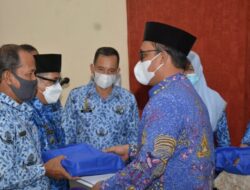 Wabub Lamteng Memberikan SK Purna Bakti  ASN