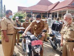 Bupati lamteng berikan kendaran roda dua kepada Dinas Pertanian