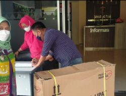 Dinsos Lampung Serahkan Bantuan Kursi Roda dari Gubernur Arinal untuk Warga yang Membutuhkan