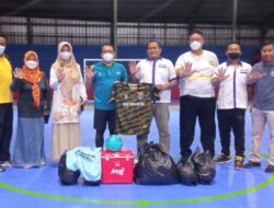 Walikota Metro Wahdi Serahkan Bantuan Jersey dan Perlengkapan Futsal di Giga Sport Arena Mulyojati Metro Barat