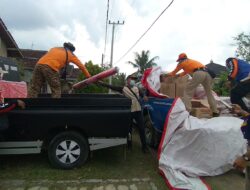 Dinsos Lampung Serahkan Bantuan untuk Warga Desa Pasir Sakti yang Tertimpa Bencana Angin Puting Beliung