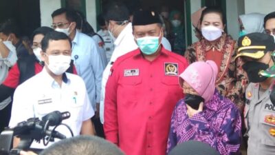 Sekretaris Dinas Sosial Provinsi Lampung Wiwied Priyanto Dampingi Mensos RI Tri Rismaharini Kunker ke Lampung dan Serahkan Bantuan