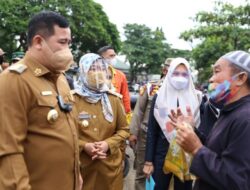 Bupati Pesawaran Dendi Romadhona bersama Wagub Chusnunia Tinjau Operasi Pasar Minyak Goreng di Pasar Bumi Agung, Tegineneng