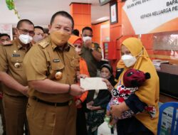 Gubernur Arinal Serahkan BLT Minyak Goreng dan Bantuan Program Sembako Tunai Tahun 2022 untuk 687.090 Keluarga