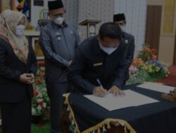 Ketua DPRD Pringsewu Pimpin Rapat Paripurna Pengesahan Raperda Tentang Pokok-Pokok Pengelolaan Keuangan Daerah Pringsewu