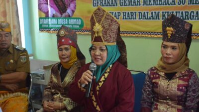 Bunda Literasi Lamteng Mardiana Musa Ahmad Melakukan Storytelling Kepada Anak-anak SD dan Mensosialisasi Gemar Membaca Selama 30 Menit Setiap Hari