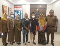 Dinsos Lampung Serahkan Bantuan Kaki Palsu, Wujudkan Misi Ketiga Gubernur