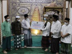 Walikota Metro Wahdi Siradjuddin Safari Ramadan ke Masjid Al-Furqon, Serahkan Bantuan Dana hibah