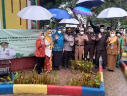 Wakil Ketua I DPRD Kota Metro Basuki Hadiri Penanaman Bunga Hias