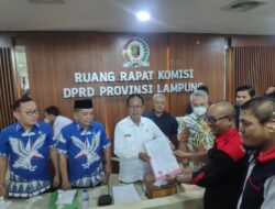 Ketua DPRD Lampung Mingrum Gumay Terima dan Berdialog Dengan Pengunjuk Rasa ‘Gedor Lampung’ Yang Salah Satu Aspirasinya Usulan Perda Transportasi Online Di Lampung
