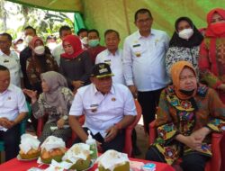 Kadis Sosial Aswarodi Dampingi Mensos Serahkan Santunan Korban Banjir di Lamsel