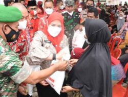 Walikota Bandar Lampung Eva Dwiana Serahkan Bantuan Beras 5 Kg Untuk Warga Kurang Mampu