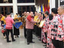 Gubernur Arinal Djunaidi Menyerahkan Penghargaan Siddhakarya Kepada Sejumlah Perusahaan Di Provinsi Lampung