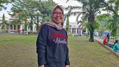 Direktur Restu Bumi Adventure, Armie Keke, Berfoto di Halaman Masjid Agung Sultan Badaruddin II Palembang, saat Media Gathering BI Lampung, Minggu (18/12/2022).