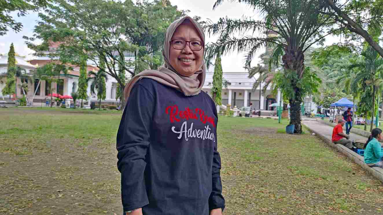 Direktur Restu Bumi Adventure, Armie Keke, Berfoto di Halaman Masjid Agung Sultan Badaruddin II Palembang, saat Media Gathering BI Lampung, Minggu (18/12/2022).