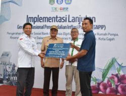 Kepala BI Lampung Budiyono Serahkan Bantuan PSBI Digital Farming Kepada Koperasi Koga Sera Tani Kota Gajah Lamteng