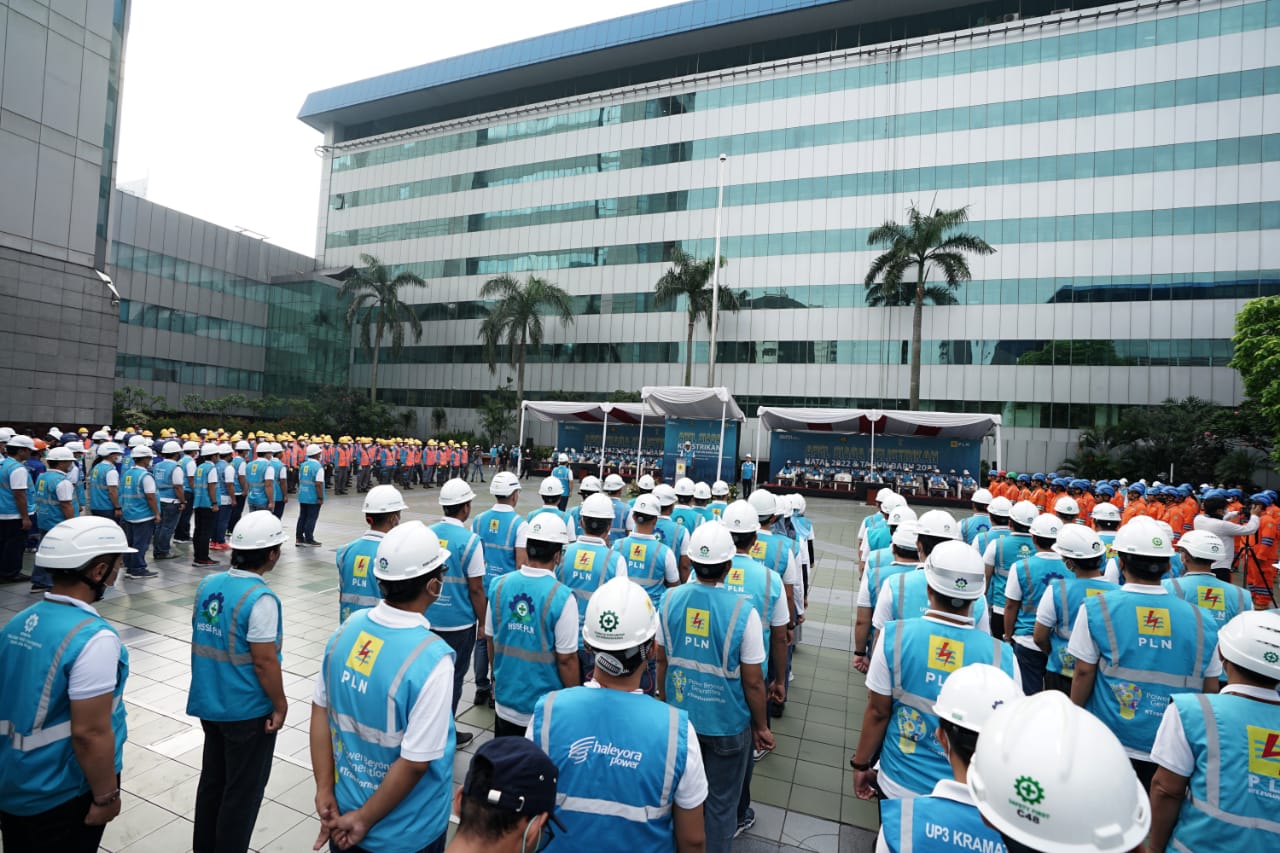 PT PLN (Persero) menyiagakan 3.000 posko dan 78.000 personel dalam rangka menjaga keandalan listrik menjelang hari raya natal dan tahun baru (Nataru). Perseroan juga telah menetapkan periode siaga Nataru sejak 19 Desember 2022 hingga 4 Januari 2023