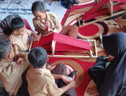 SMPN 27 Pesawaran Belajar dan Praktik Membuat Tapis