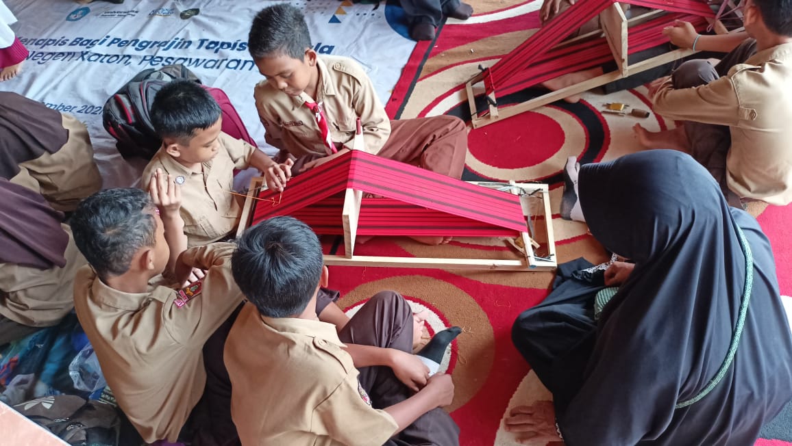 SMPN 27 Pesawaran Belajar dan Praktik Membuat Tapis