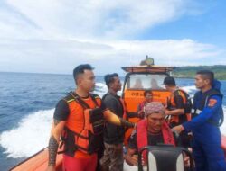 Kapal Pecah Akibat Ombak Besar di Pulau Sertung, Tim SAR Berhasil Evakuasi Nelayan