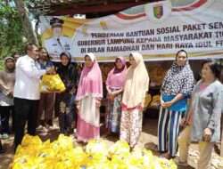 Gubernur Arinal Salurkan Bansos 100 Paket Sembako Kepada Masyarakat Tidak Mampu di Negeri Olok Gading