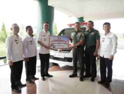 Pemkab Pringsewu Berikan Bantuan Ambulance Kepada Kodim 0424