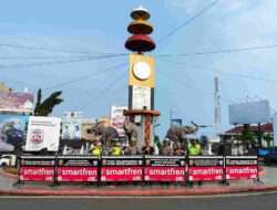 Smartfren Beri Bantuan Pembatas Jalan di Bandar Lampung