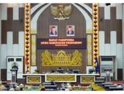 DPRD Pringsewu Gelar Paripurna Pandangan Umum Fraksi Terkait Raperda Retribusi Daerah