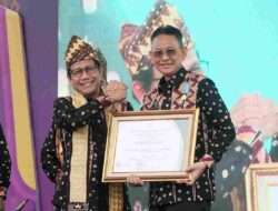 Pj. Bupati Pringsewu Peroleh Piagam Penghargaan Dari Menteri Desa, Pembangunan Daerah Tertinggal & Transmigrasi