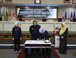 Gubernur Lampung Arinal Djunaidi dan Pimpinan DPRD Tandatangani Raperda Perubahan APBD Provinsi Lampung Tahun Anggaran 2023