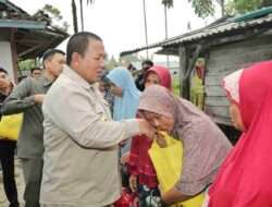 Gubernur Arinal Serahkan Bantuan Sembako dan Kursi Roda kepada Warga Pesisir Barat