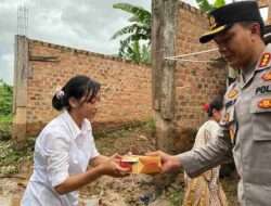 Kapolresta Bandar Lampung Kombes Pol Abdul Waras Turun Langsung Tinjau Dan Bagikan Makanan Di Lokasi Banjir