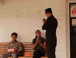 Personel Batalyon B Pelopor Satbrimob Polda Lampung Bagikan Takjil Kepada Pasien di RSUD Demang Sepulau Raya