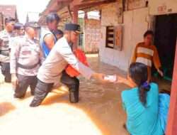 Kapolresta Bandar Lampung Turun Langsung Bantu Korban Banjir Di Bakung dan Negeri Olok Gading
