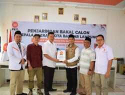 Yusirwan dan Brigjen ( Purn) Iksan mengembalikan berkas penjaringan berkas  Bacakada  DPD PKS Bandar Lampung