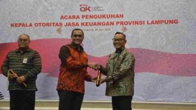 Pengukuhan Kepala OJK Lampung Otto Fitriandy