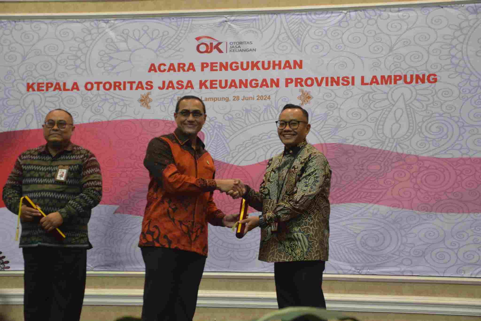 Pengukuhan Kepala OJK Lampung Otto Fitriandy