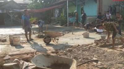 Warga Gang Boy Jagabaya II Gotong Royong Perbaiki Lapangan Bulu Tangkis Jelang HUT RI