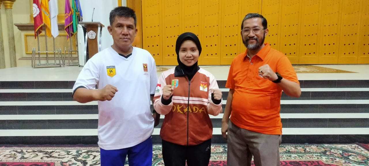 Dini Maharani (tengah) didampingi ayahnya (Ariansyah) (kiri), dan Pelatihnya (Pajri S.E).