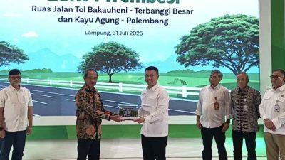 Director BLDF Jemmy Chayadi menyerahkan secara simbolis berupa penyerahan maket pohon trembesi